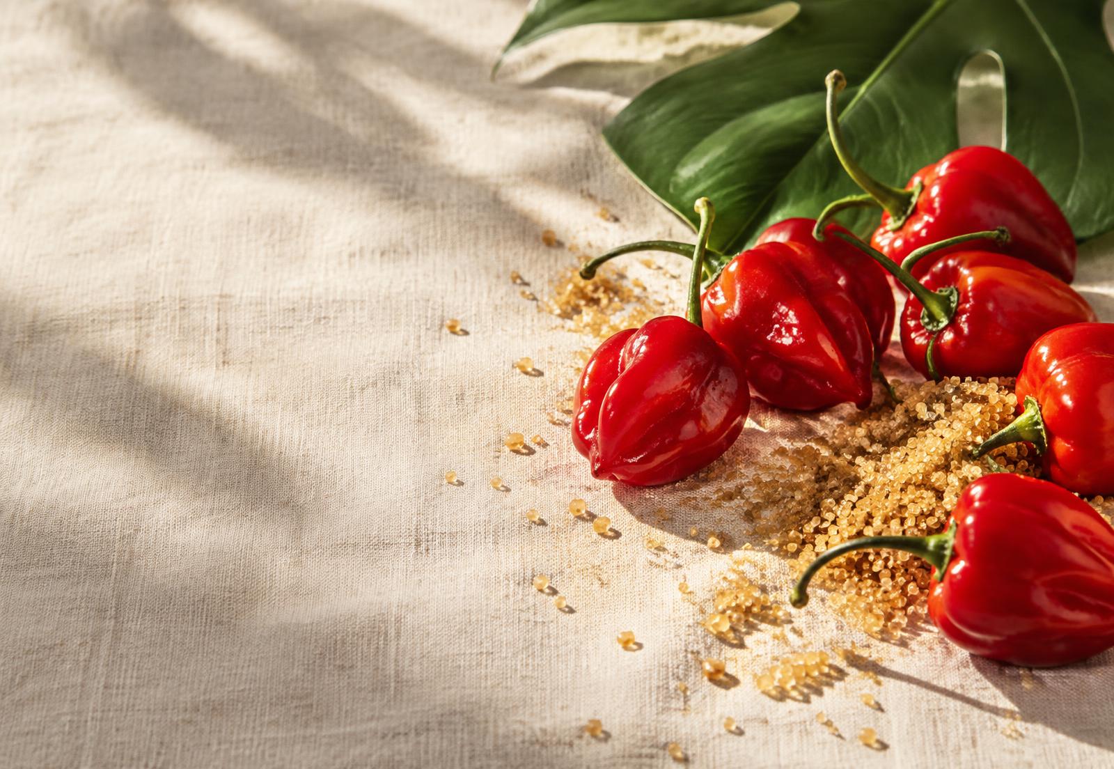 Piments rouges et sucre de canne sur un lin ivoire